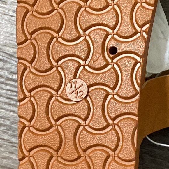 Salt Sisters 11/12 Shell Side Sandals - Picture 5 of 5